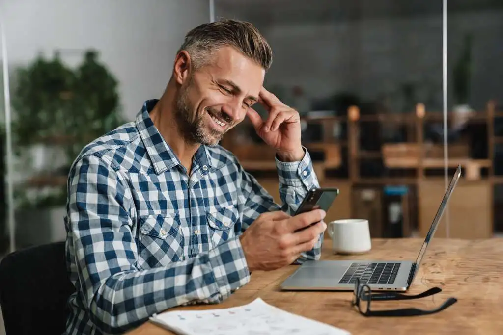 Mujer sonriendo con smartphone